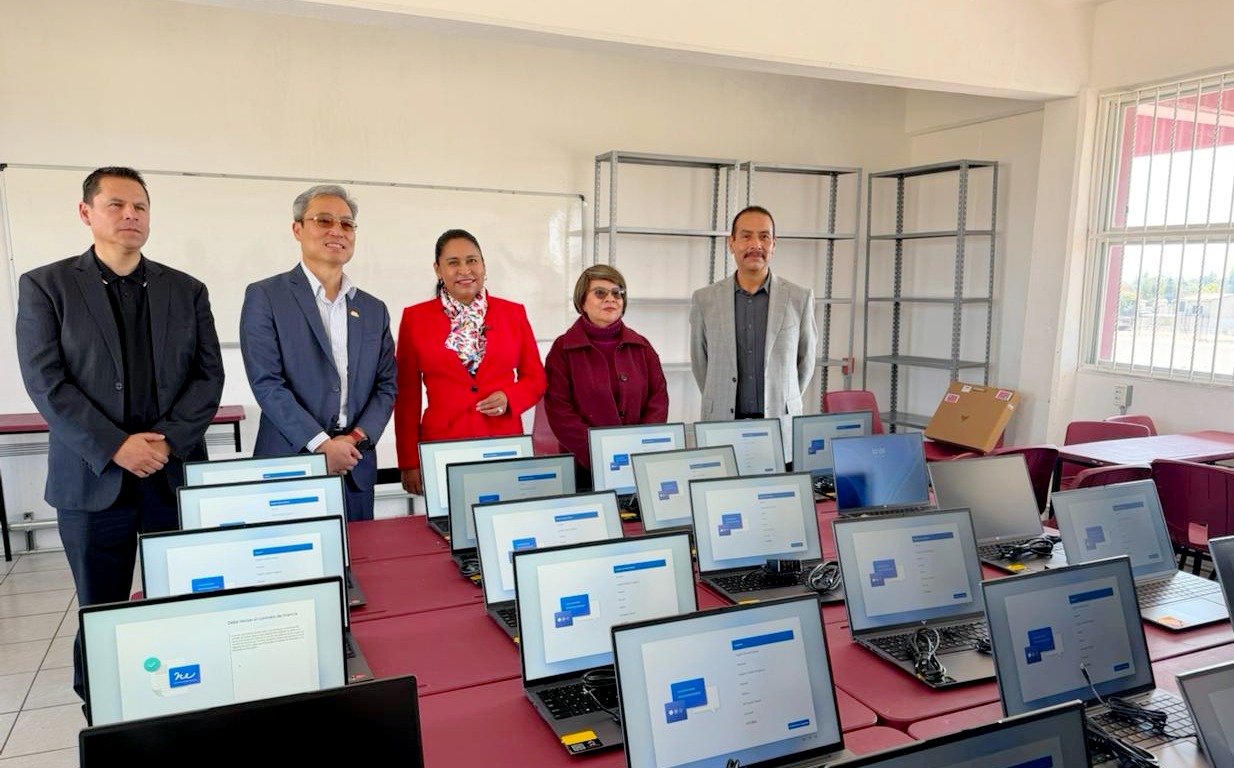 Por gestión de Ana Lilia Rivera, embajador de Taiwán dona equipos de cómputo al CBTis de Xiloxoxtla